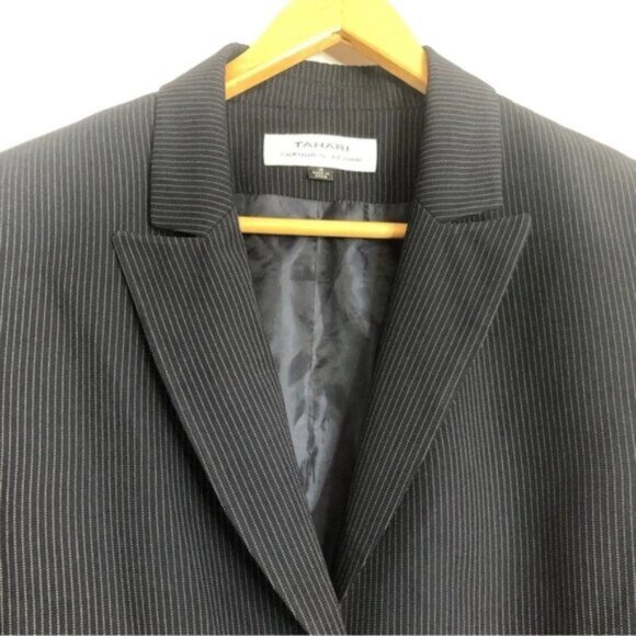 Tahari Black Pinstripe Blazer 14 Padded Shoulders Faux Pockets - Picture 4 of 8